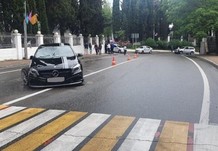 В Сочи Mercedes сбил пешеходов на тротуаре