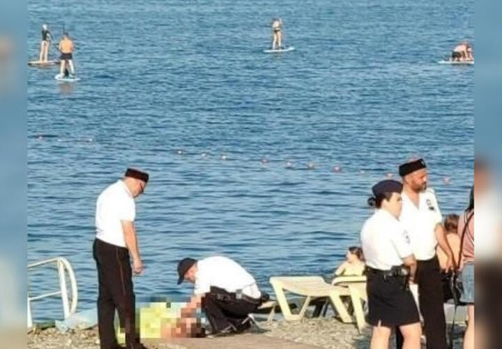 На пляже в Новороссийске внезапно умер мужчина