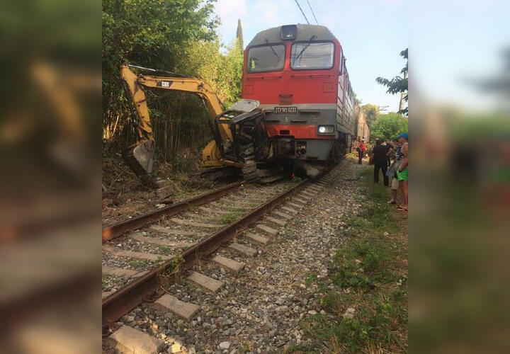 Поезд сообщением Москва-Сухум врезался в трактор