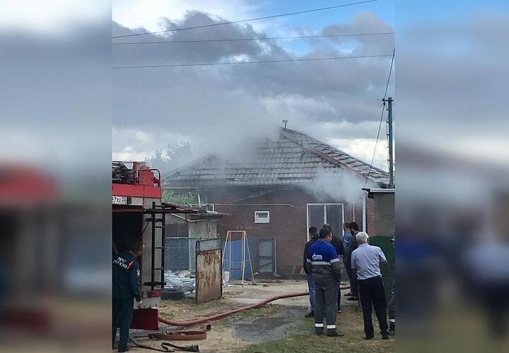 Пожарные почти час тушили жилой дом в Выселках