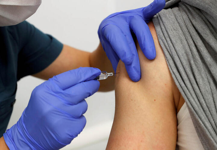 Уже 11 регионов России ввели обязательную вакцинацию от коронавируса