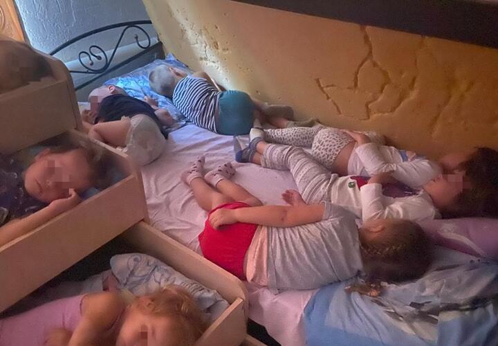 В частном детском саду в Краснодаре малыши спят впятером на кровати