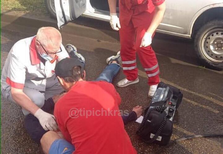 В Краснодаре четыре подростка врезались в столб на угнанной машине