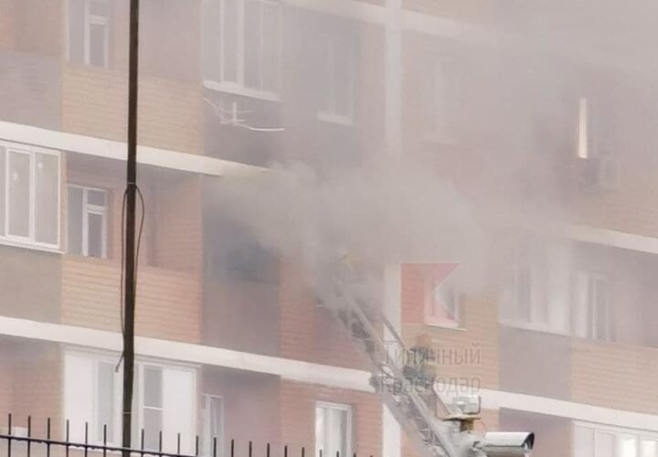 В Краснодаре из-за пожара эвакуировали жителей высотного дома ВИДЕО