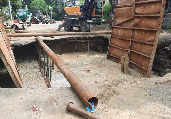 В Краснодаре провалился асфальт из-за прорыва канализации