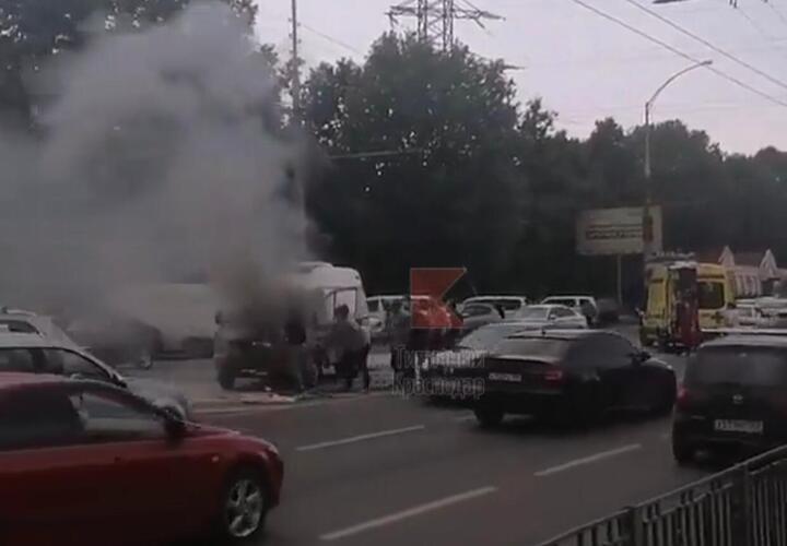 В Краснодаре загорелась машина скорой помощи ВИДЕО