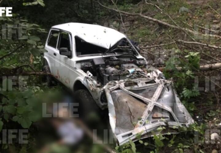 В Сочи автомобиль силовиков сорвался в пропасть, погиб полицейский