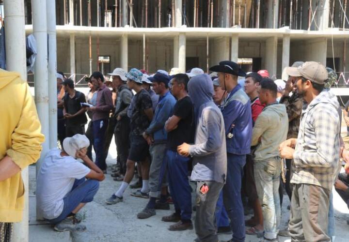 В Анапе задержали 100 нелегалов на стройке многоквартирного дома