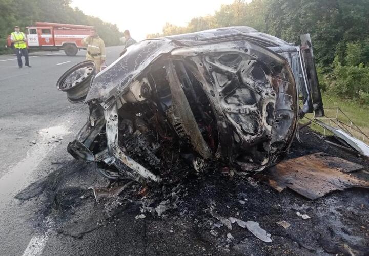 В Краснодарском крае в жесткой аварии погибли водитель и пассажир