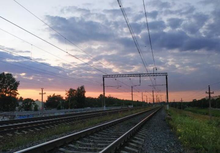 В Сочи под грузовым поездом погиб мужчина