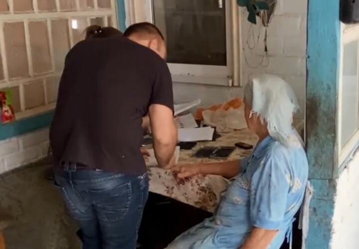 Жители Кубани оттаскали пенсионерку за волосы и забрали ее деньги ВИДЕО