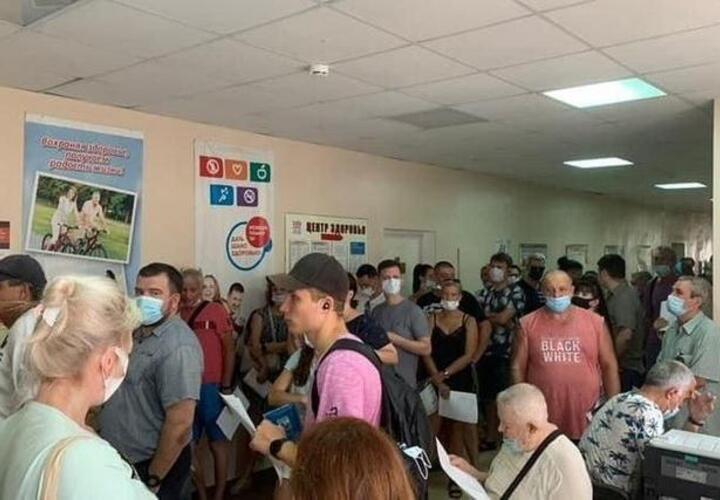 Жителям Новороссийска приходится стоять в очереди на прививку от коронавируса
