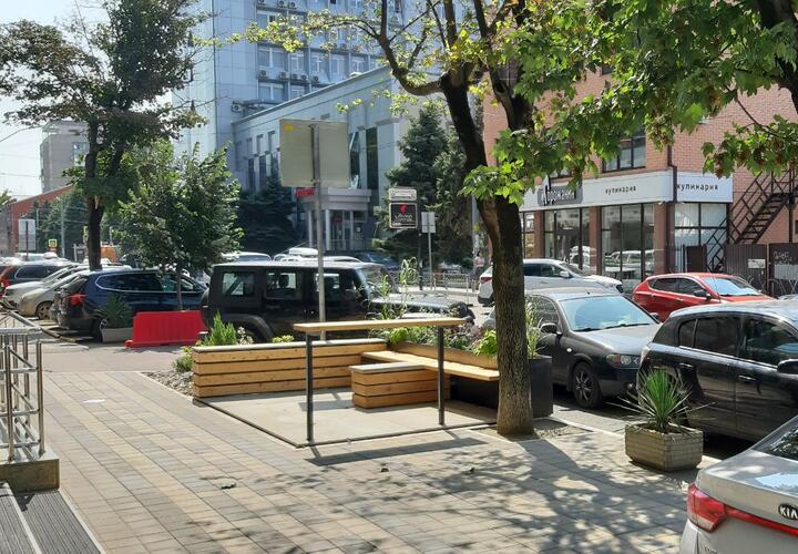 Чей-то парклет: в Краснодаре чиновники отрекламировали частную кофейню