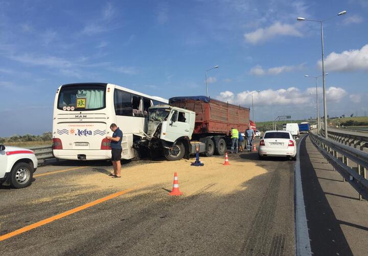 Под Темрюком автобус с 55 пассажирами врезался в грузовик ВИДЕО