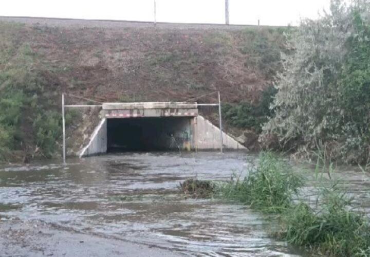 В Анапе из-за подтопления перекрыли проезд под железнодорожным тоннелем ВИДЕО