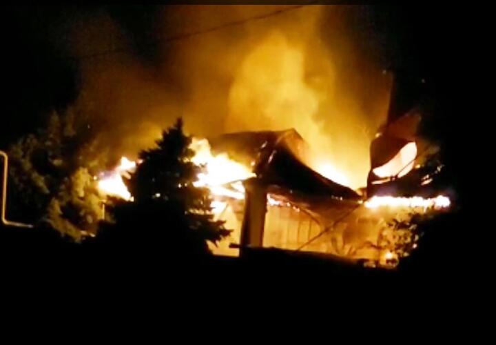 В Динском районе Кубани горел частный дом ВИДЕО