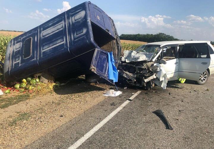 В Краснодарском крае в ДТП с фургоном погиб водитель иномарки