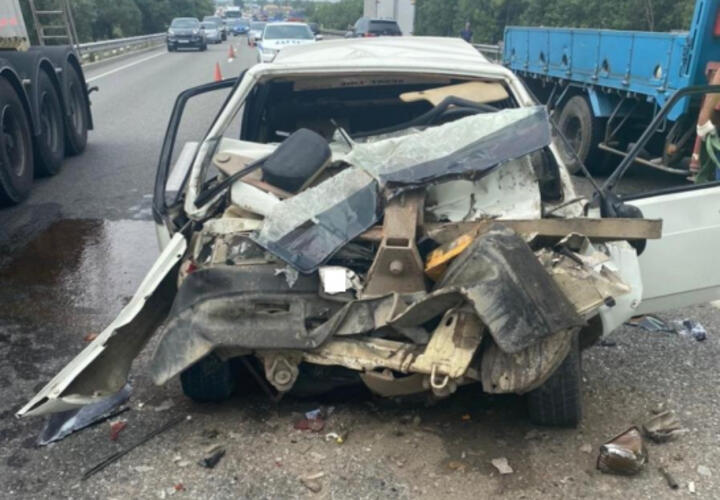 Житель Краснодара на «Ладе» погиб, врезавшись в грузовик