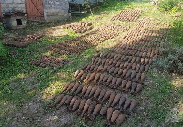 На хуторе в Крымском районе нашли схрон с сотнями бомб и мин