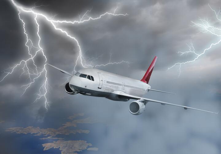 Пассажиры, летевшие в Сочи, сняли удар молнии по самолету ВИДЕО