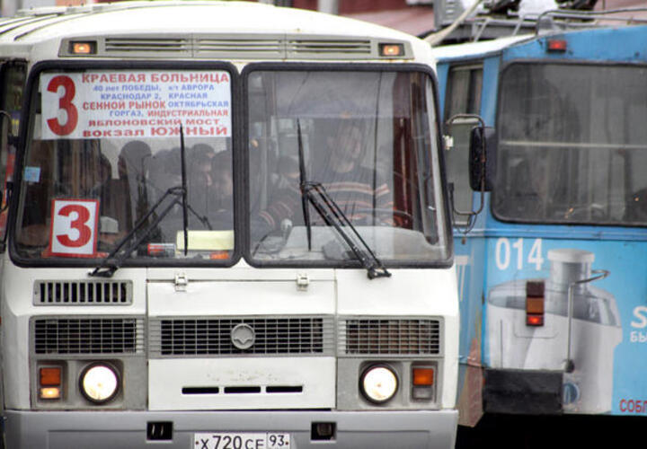 В Краснодаре из движущегося автобуса выпала пассажирка