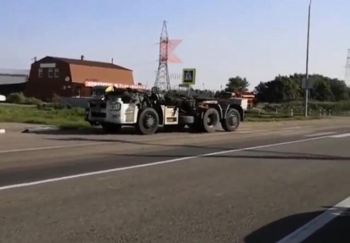 В Краснодаре из-за ДТП грузовику напрочь снесло кабину 
