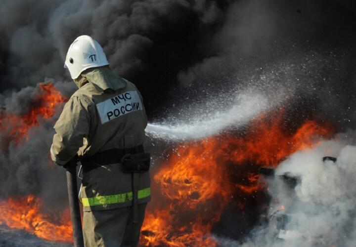 В Краснодаре сгорел автомобиль и два мусорных бака