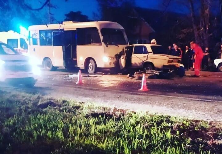 В Краснодарском крае два человека погибли в аварии с автобусом и легковушкой