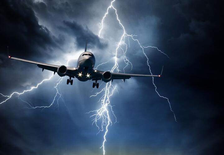 В самолет, летевший в Сочи, попала молния
