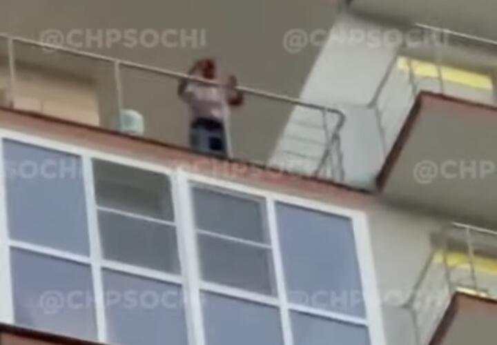 В Сочи дебошир с балкона кидал гвозди в прохожих ВИДЕО