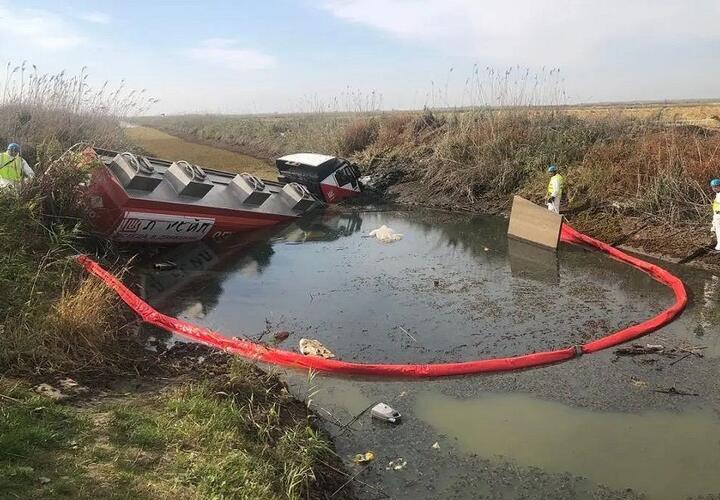 Краснодарец, найденный в кабине бензовоза, упавшего в канал, умер не от аварии