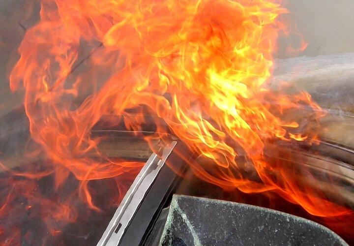 В Краснодарском крае полицейский сгорел в автомобиле после аварии