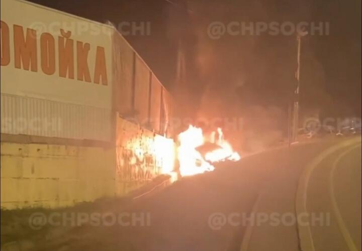 В Сочи в результате ДТП сгорел автомобиль ВИДЕО