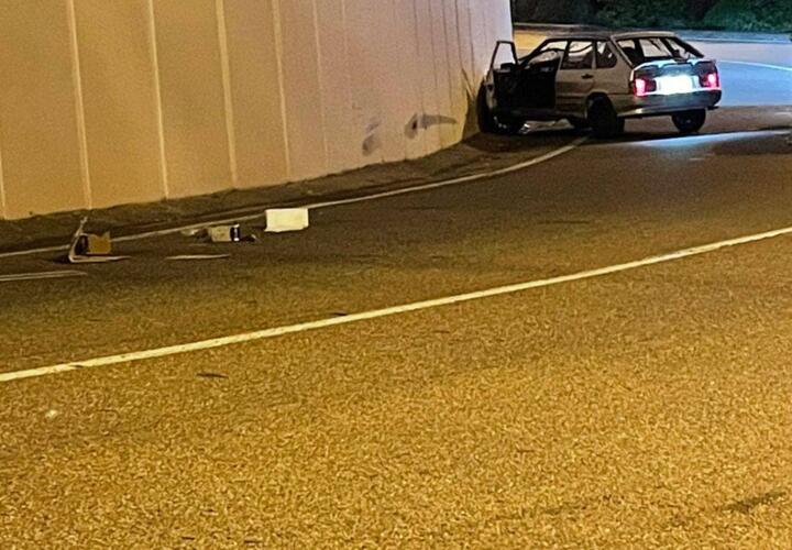 В Сочи водитель сбил женщину, попытался скрыться и врезался в стену