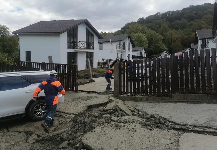 Жители Сочи покидают разрушенные оползнем дома ВИДЕО