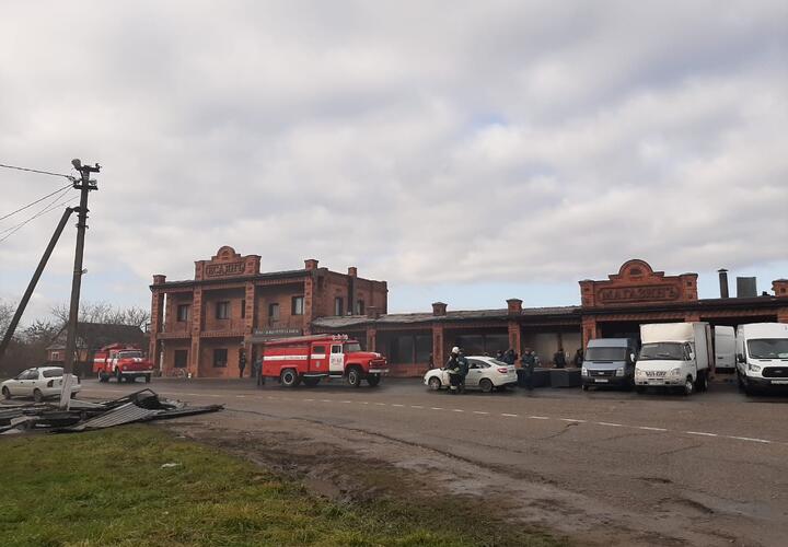 На Кубани пожарные три часа тушили сельский магазин ВИДЕО