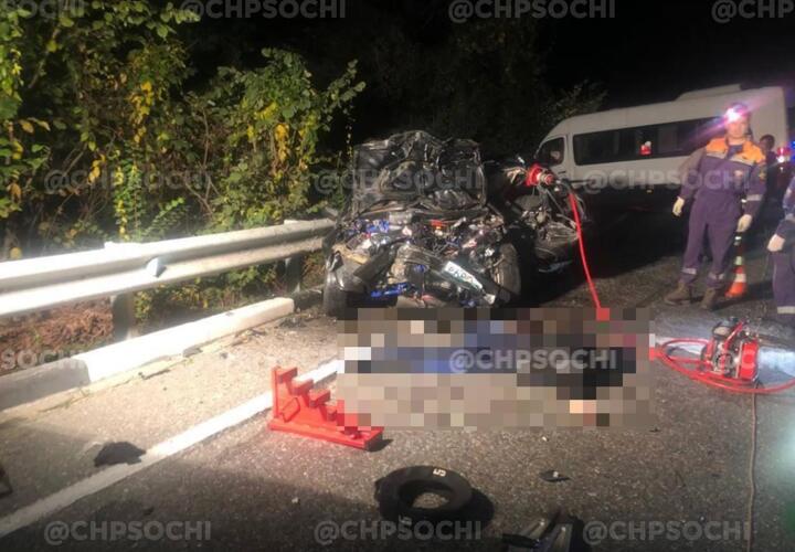 Появились кадры смертельной аварии с микроавтобусом в Сочи