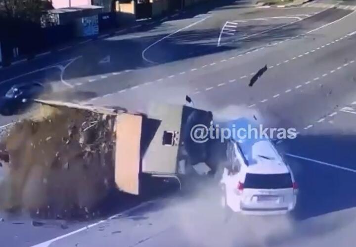 Появилось видео смертельного столкновения Land Cruiser с грузовиком