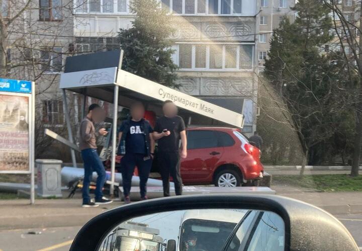 В Краснодаре девушка-водитель устроила ДТП и разнесла остановку