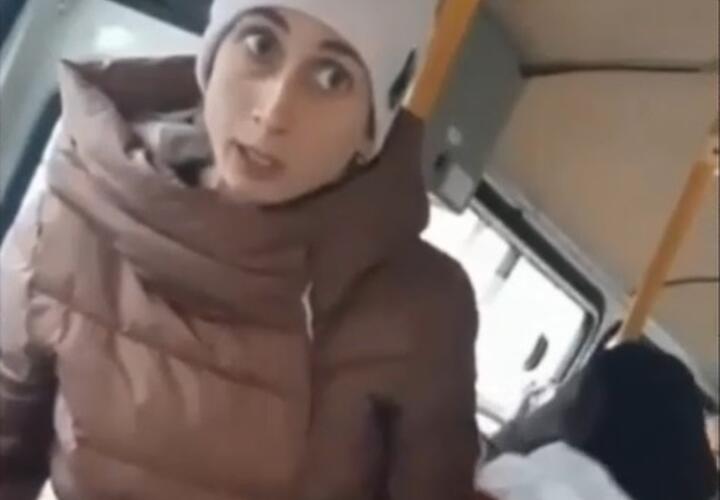 В Краснодаре пассажирка без маски обматерила водителя и ударила ребенка