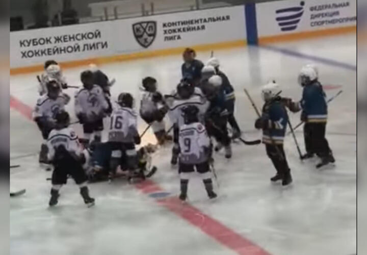 В Сочи команда хоккеистов избила противников на разминке ВИДЕО