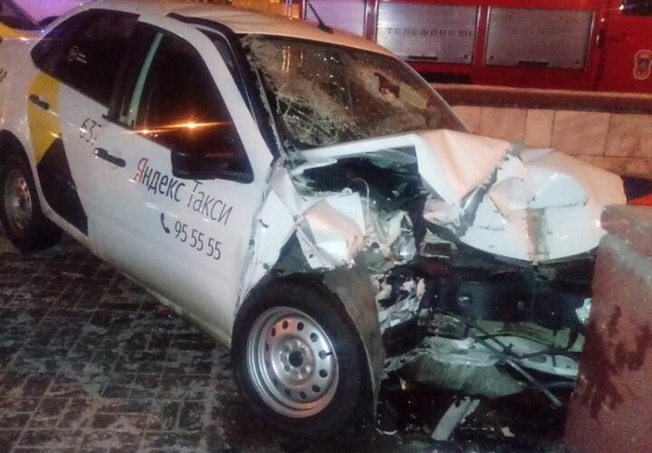 В Сочи пассажир такси попал в больницу после ДТП
