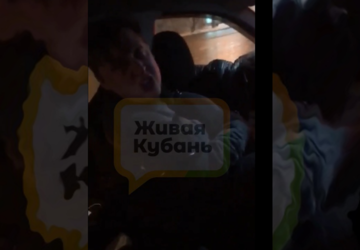 В Краснодаре неадекватный пассажир пытался задушить таксиста ВИДЕО