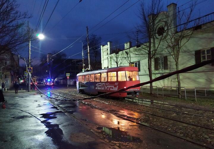 В Краснодаре ураган нарушил работу трамваев 