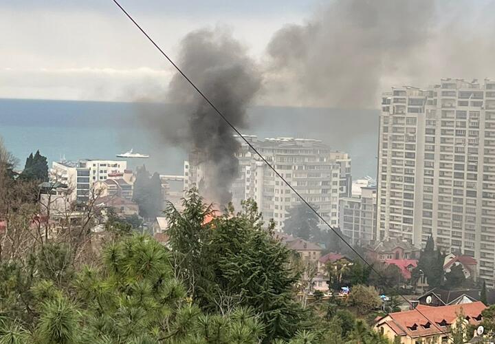 В Сочи горит заброшенное здание