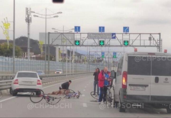 В Сочи водитель «Лады» сбил велосипедистов ВИДЕО