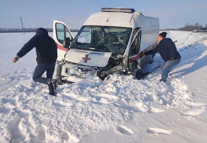 На Кубани машина скорой помощи попала в ДТП