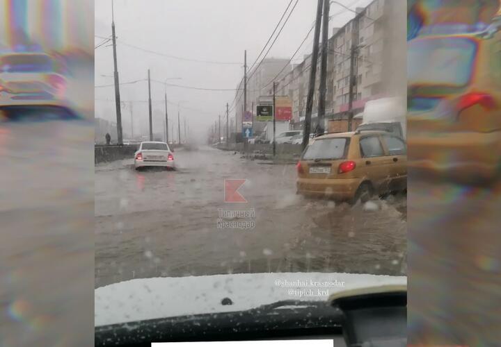 Снег и дождь погрузил Краснодар в лужи и грязь ВИДЕО