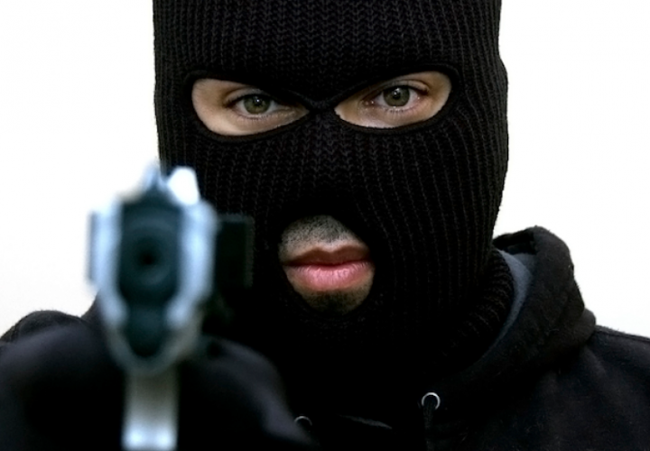 В Краснодаре грабители в масках и с пистолетом напали на почту