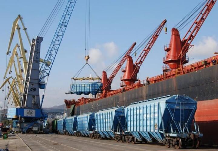 В Туапсе и Новороссийске штормовой ветер в порту мешает погрузке экспортных грузов